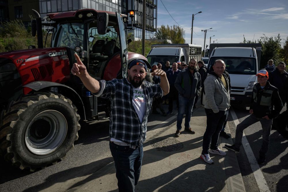 Acuerdo Mercosur-UE / Agricultores del sindicato francés Federación Nacional de Sindicatos de Propietarios Agrícolas (FNSEA) y el sindicato agrícola francés Confederación Paysanne reunidos en Montaudran, cerca de Toulouse, en protesta por la visita del presidente francés Emmanuel Macron y sus comentarios sobre el acuerdo comercial Mercosur.