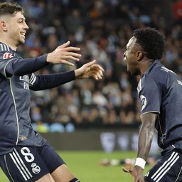 El mediocampista de Real Madrid Federico Valverde celebra su gol, segundo del equipo blanco, durante el partido de la jornada 27 de LaLiga que Celta de Vigo y Real Madrid disputan este viernes en el estadio de Balaídos, en Vigo, junto a Vinícius Jr. El mediocampista de Real Madrid Federico Valverde celebra su gol, segundo del equipo blanco, durante el partido de la jornada 27 de LaLiga que Celta de Vigo y Real Madrid disputan este viernes en el estadio de Balaídos, en Vigo, junto a Vinícius Jr.