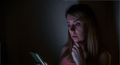 El Observador | Imagen ilustrativa de mujer con celular