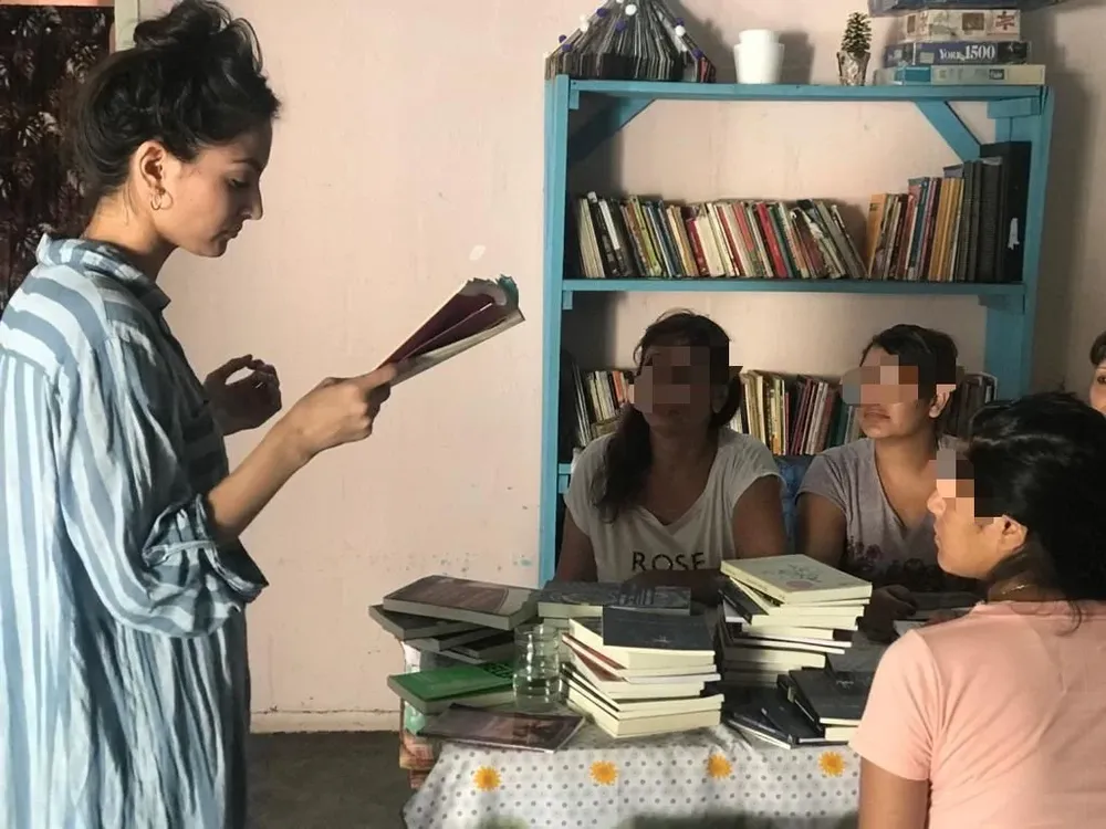 Ana Sicilia visita cárcel de Fray Bentos, el 20 de mayo de 2022, con su proyecto sobre libros