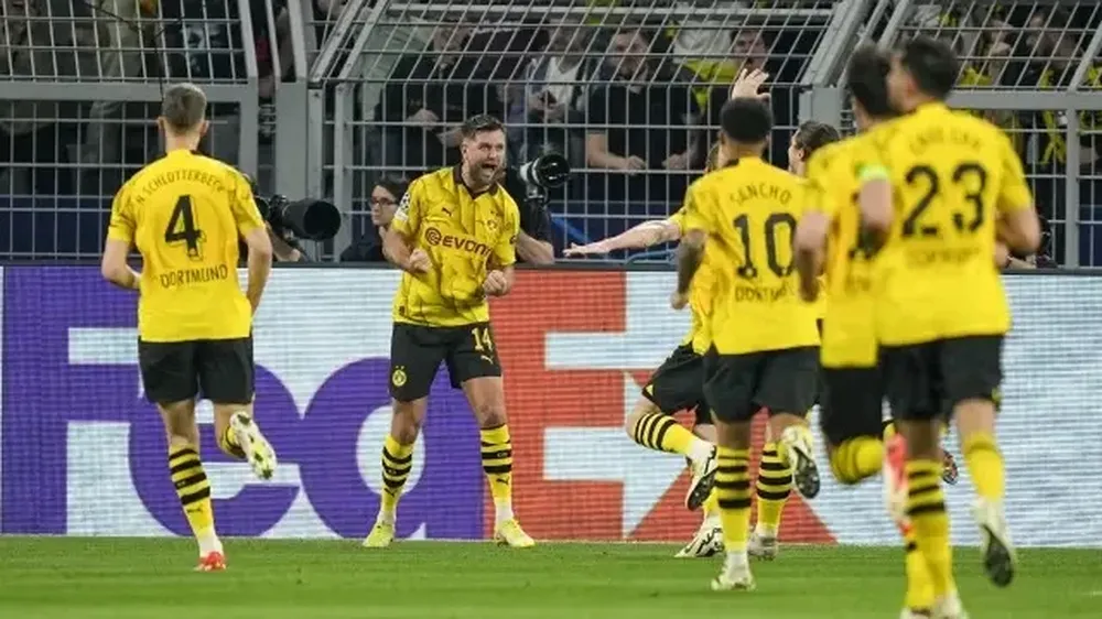 Los jugadores del Borussia celebran el gol ante el PSG.