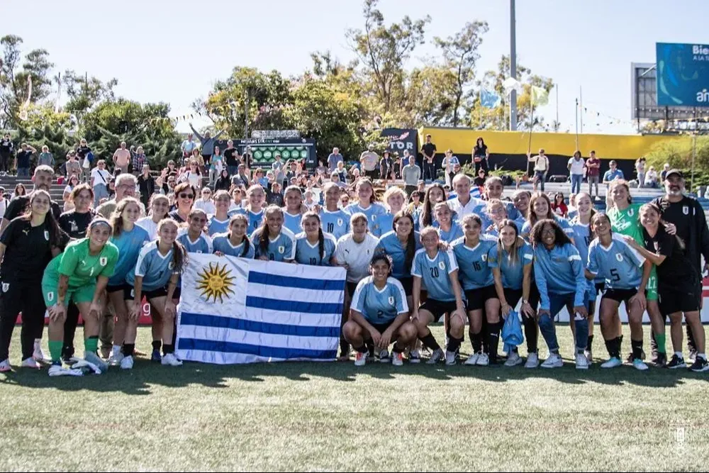 Las celestes con el Pabellón Nacional