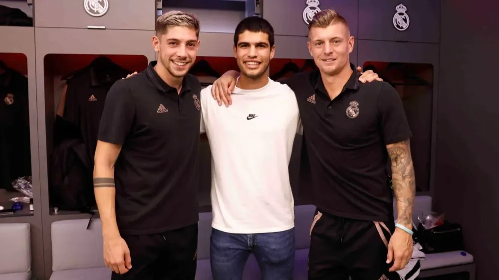 Federico Valverde y Toni Kross junto al tenista Carlos Alcaraz