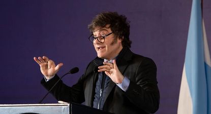 Javier Milei volvió a atacar a la oposición por la movilidad jubilatoria y aseguró que Argentina no necesita dólares