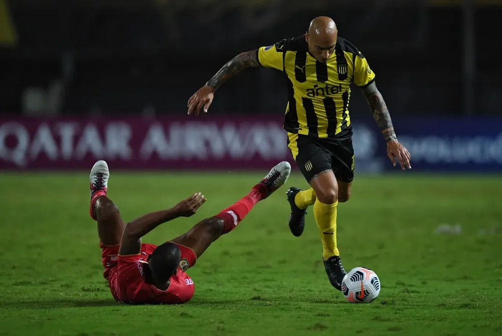 Ariel Nahuelpán en su penúltimo partido con Peñarol, en el 5-1 ante Sport Huancayo por la Copa Sudamericana