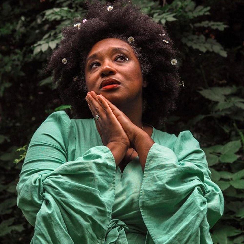 Aja Barber se dio cuenta de la magnitud del consumo excesivo después de trabajar como voluntaria en una tienda benéfica y ver la cantidad de ropa que la gente donaba.