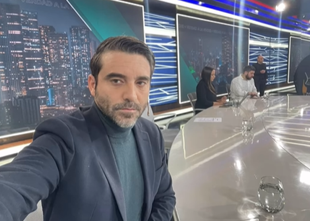 El comunicador español, Javier Negre cruzó con Yamandú Orsi
