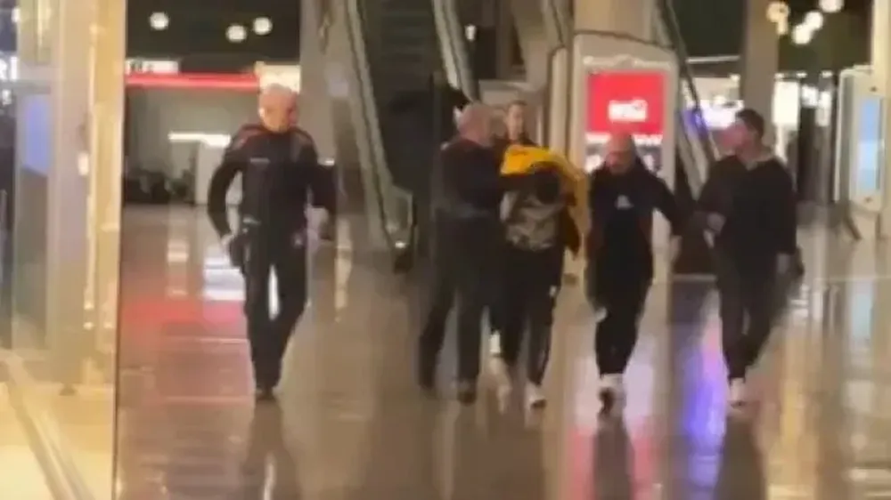 El hombre, en el momento de su detención en el centro comercial Màgic de Badalona