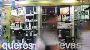 Crédito a las familias cayó en los bancos y creció en administradoras