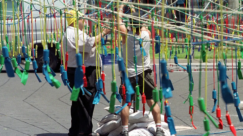 Dos operarios de la empresa pirotécnica Ferrández de Redován (Alicante). (Archivo EFE)