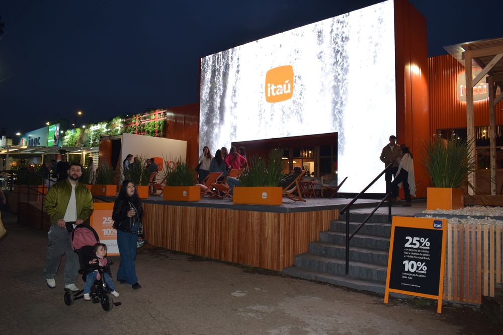 El stand de Ita&uacute; en la Rural del Prado de 2024.
