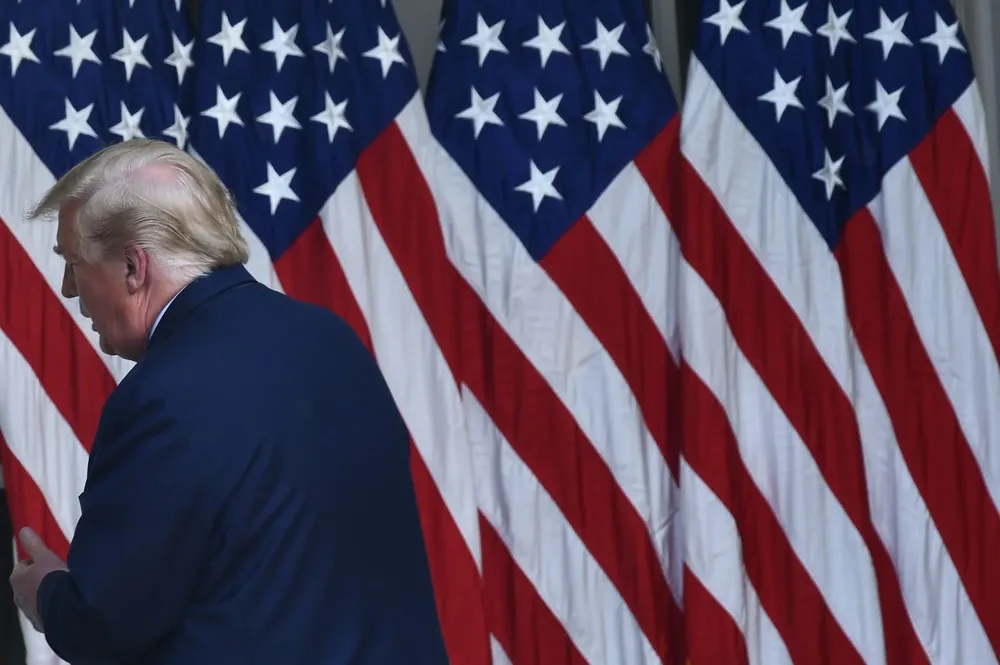 El presidente de Estados Unidos, Donald Trump, se retira de un evento en la Casa Blanca este martes 26