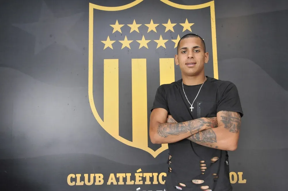 Rodrigo Piñeiro cuando firmó con Peñarol, en 2018