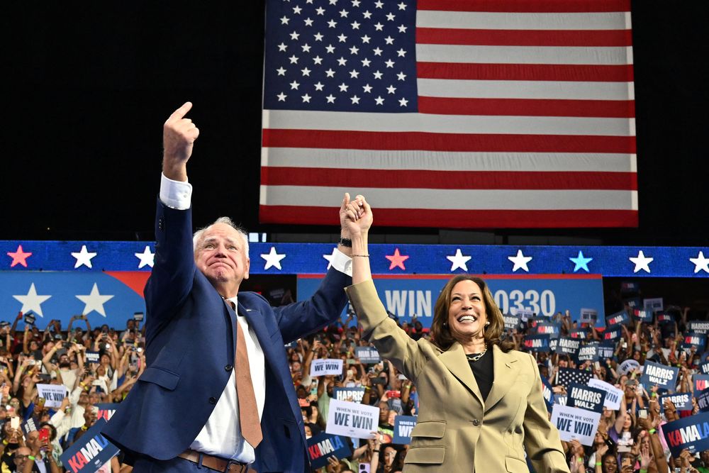 Kamala Harris y su compañero de fórmula, Tim Walz, en un acto en Arizona el 9 de agosto