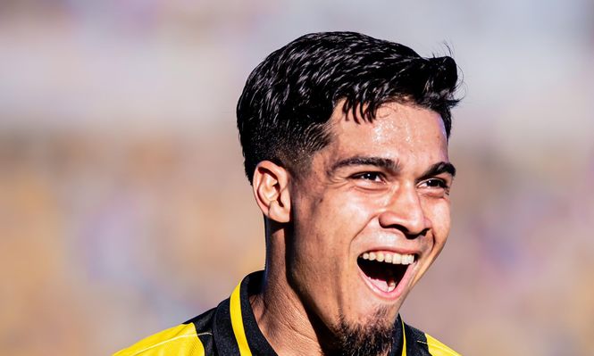 Matías Arezo de Peñarol celebra su gol ante Montevideo City Torque por el Torneo Clausura