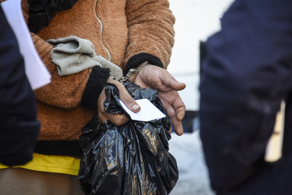 Persona esposada dentro del Comcar. (Archivo)