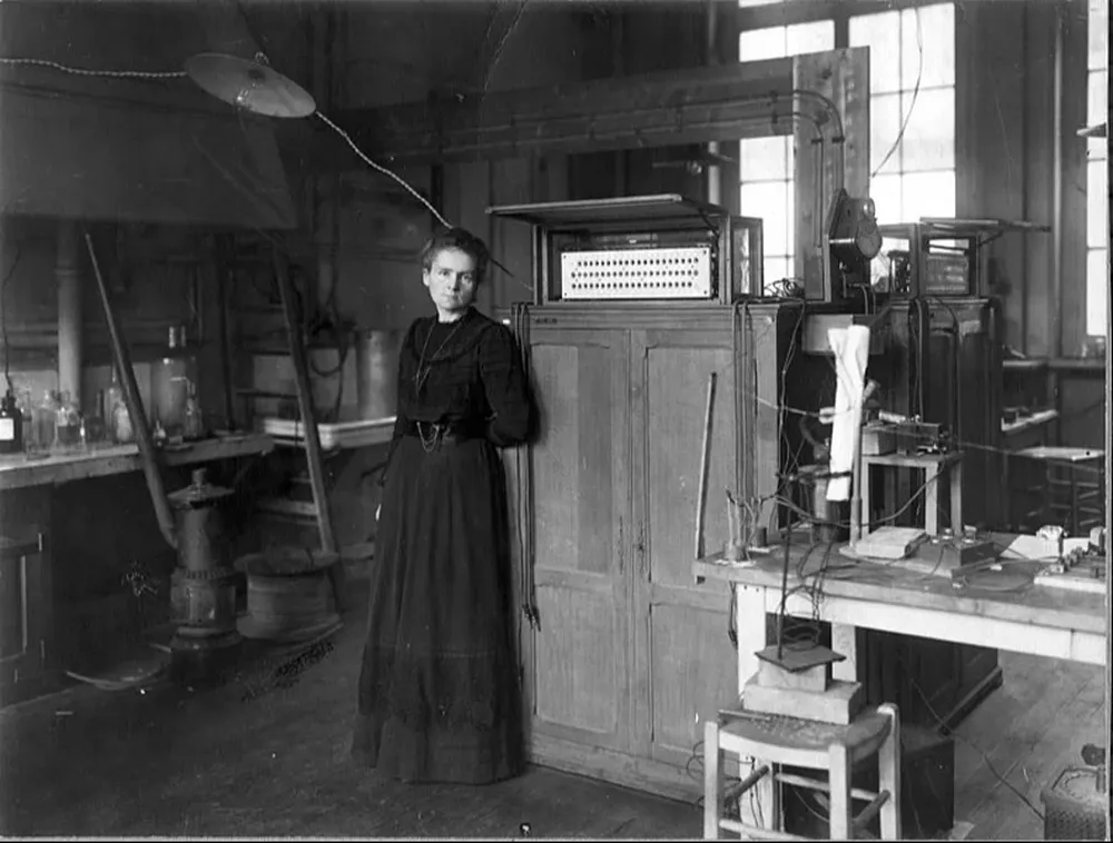La premio Nobel Marie Curie en su laboratorio de la capital francesa.