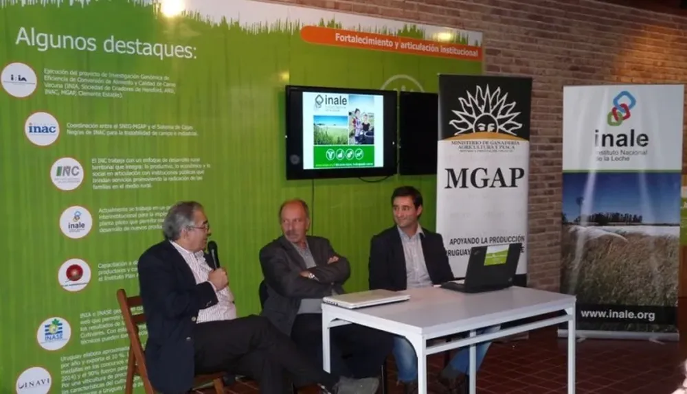Enzo Benech, Ricardo de Izaguirre y Gabriel Bagnatto en el stand del MGAP en la Rural del Prado