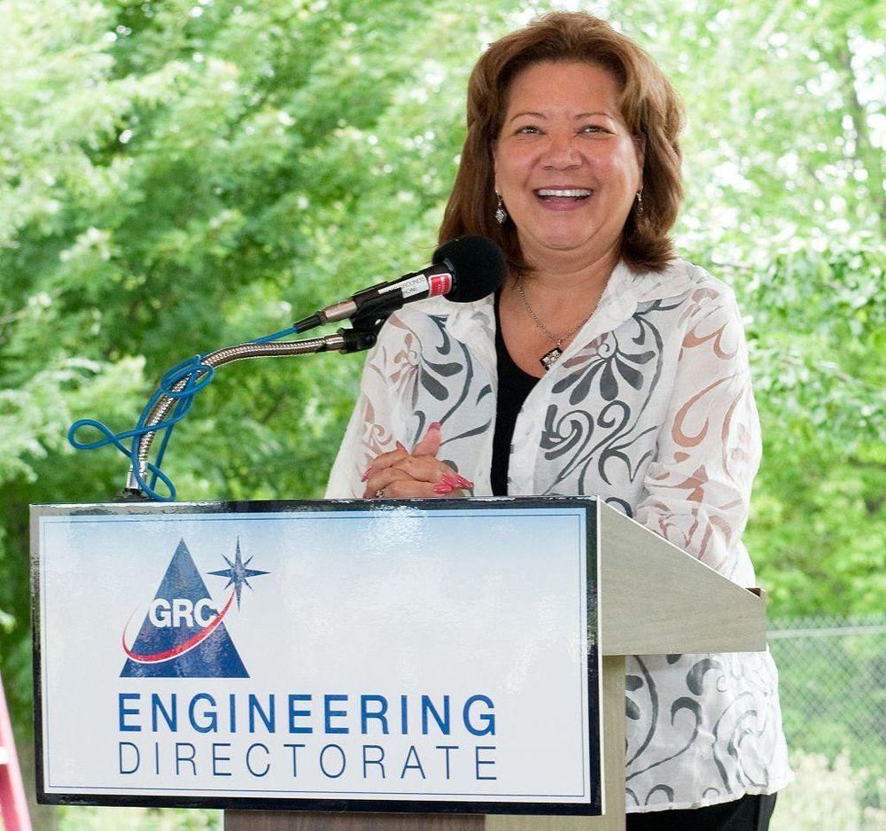 Olga hablando en el picnic de la Dirección de Ingeniería en agosto de 2011, el año en el que se jubiló de la NASA.