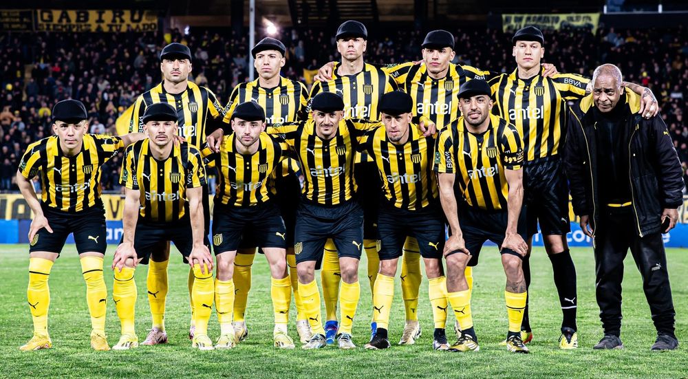 El equipo de Peñarol formó con su nueva camiseta homenajeando al 