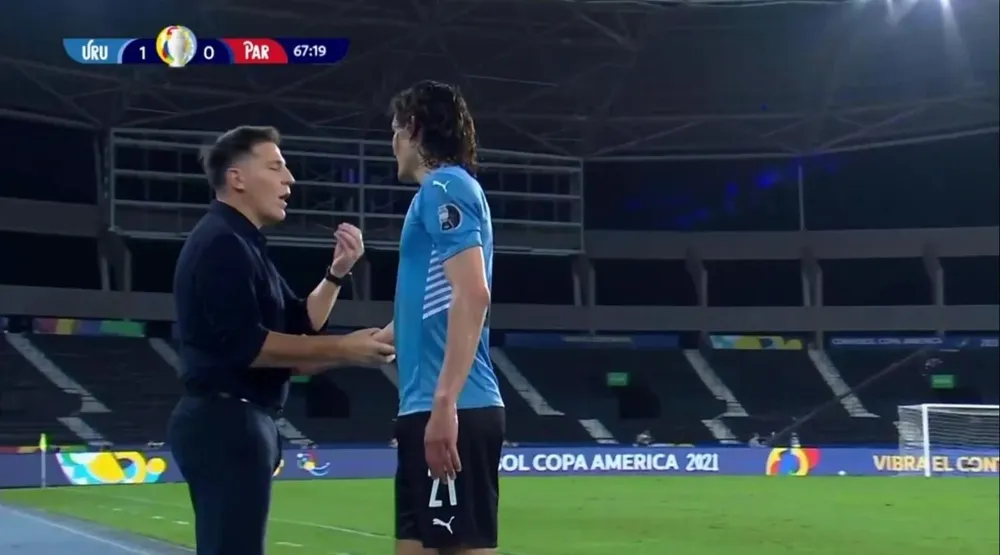 Cavani se acercó a Berizzo cuando fue reemplazado