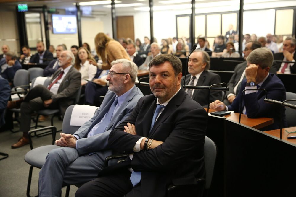 El juez federal Ariel Lijo, escuchando la conferencia en primera fila