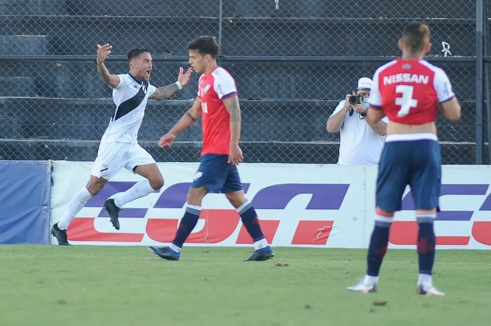 Javier Méndez de Danubio celebra el segundo gol en la hora ante Nacional