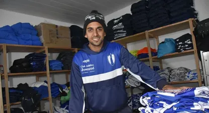 Esteban Pérez acomodando las camisetas