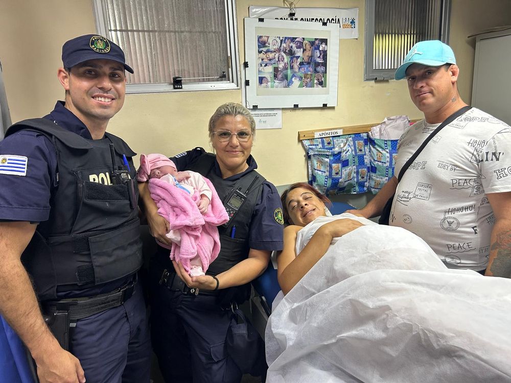 Los Policías junto a los padres y la recién nacida