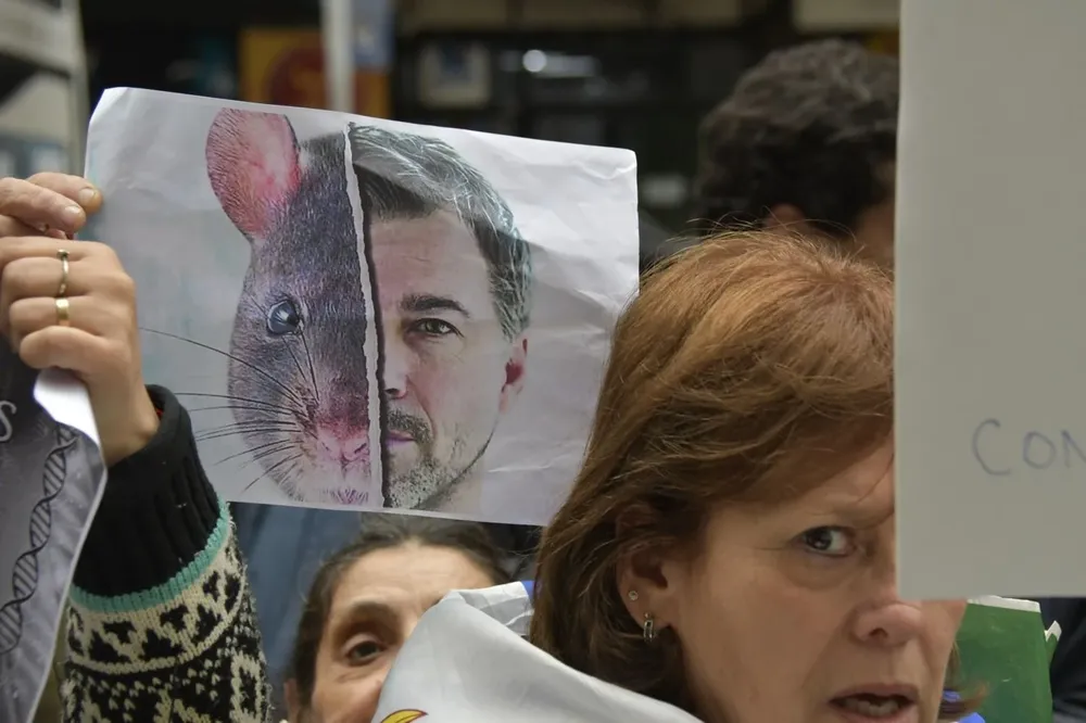 Manifestantes en la puerta del juzgado cuando el juez Recarey suspendió la vacunación en niños.