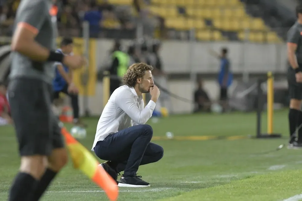 Forlán cerca de Martín Soppi durante el partido