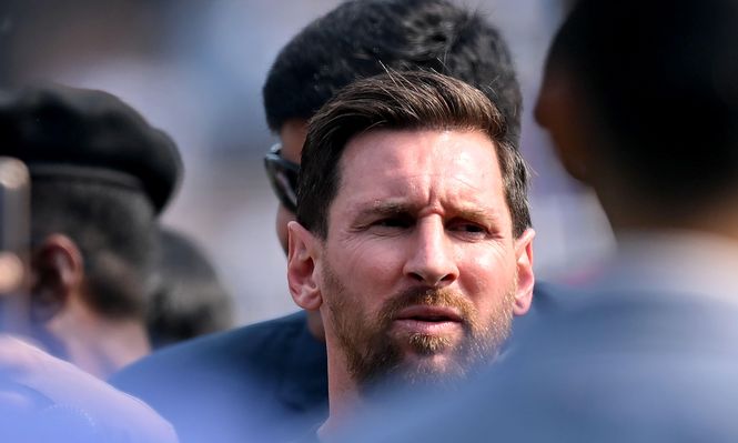 Los fanáticos se decepcionaron al no poder verle la cara a Messi, quien fue bloqueado por un grupo de otros famosos y políticos.