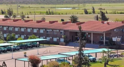 El hotel tiene 54 habitaciones y piscinas propias.