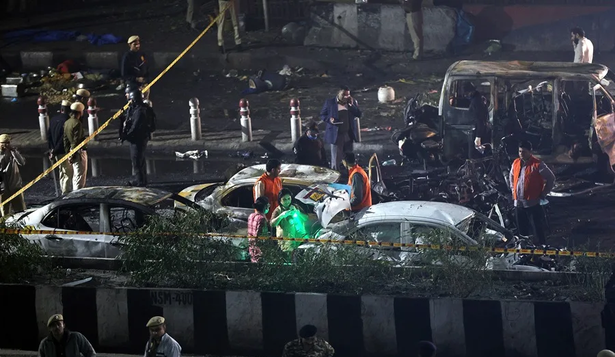 Agentes de la policía india inspeccionan el lugar de una explosión cerca del Fuerte Rojo en Nueva Delhi, India.&nbsp;