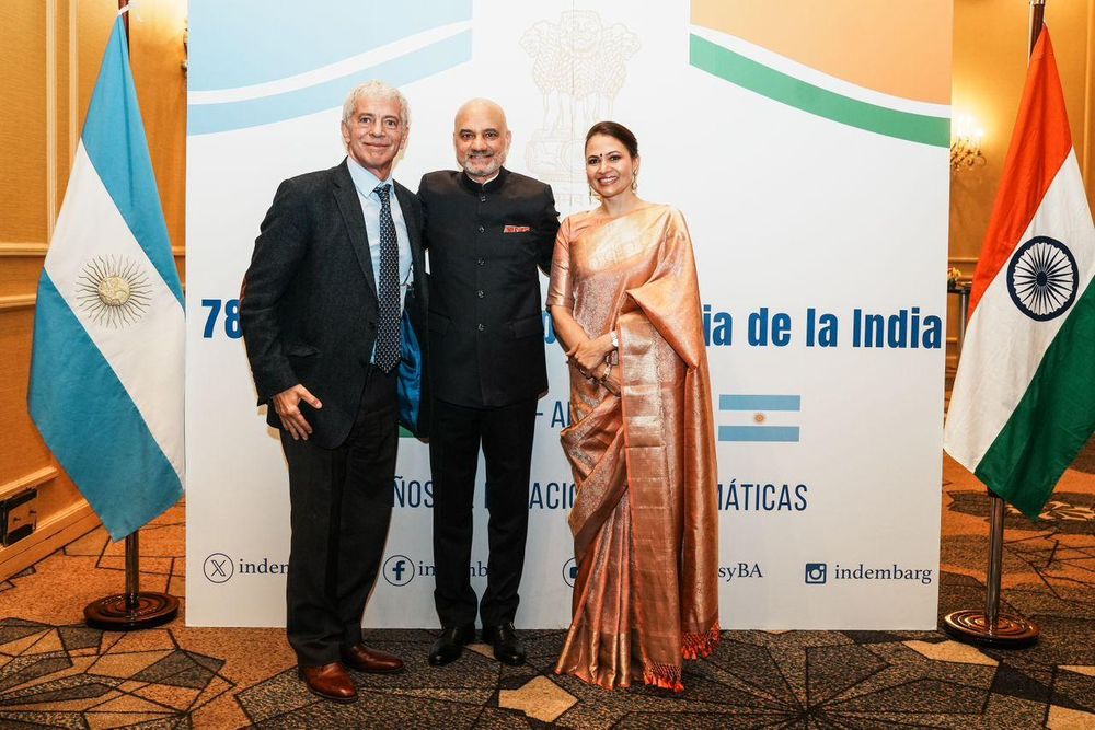 El ministro de Justicia Mariano Cuneo Libarona junto al embajador Dinesh Bathia y su esposa Seema