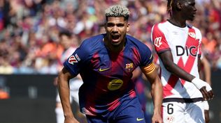 Ronald Araujo de Barcelona celebra su gol ante Rayo Vallecano por LaLiga de España