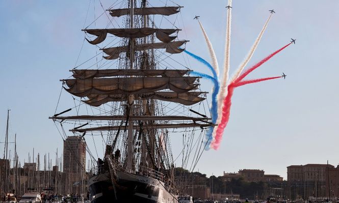 La llama olímpica llega al puerto de Marsella para los Juegos Olímpicos París 2024