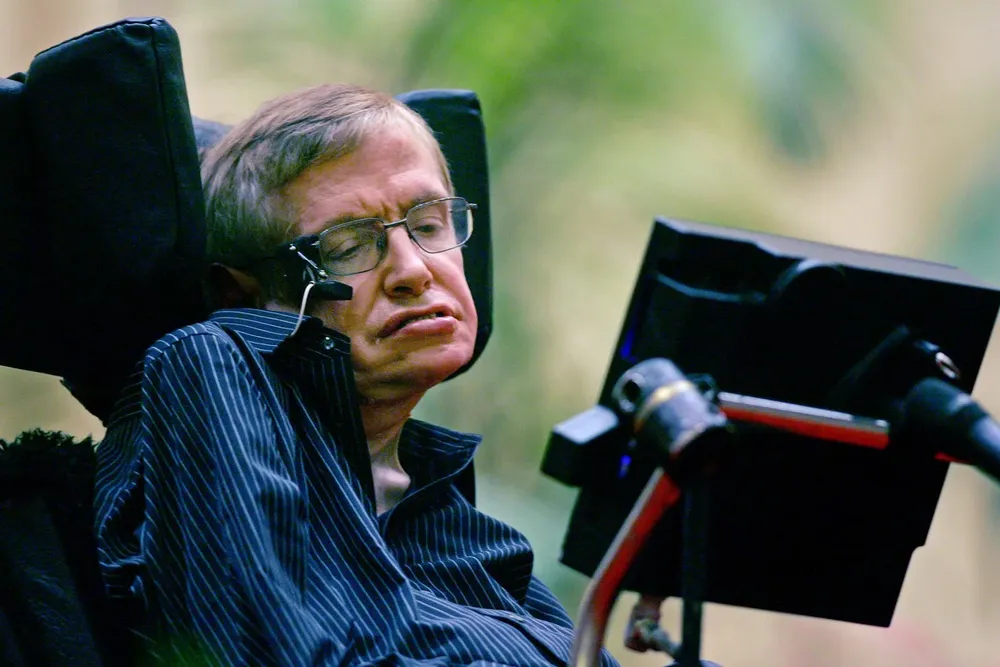 El físico británico Stephen Hawking fue premiado por su larga trayectoria en el campo de la física, que incluye la predicción teórica de que los agujeros negros emitirían radiación