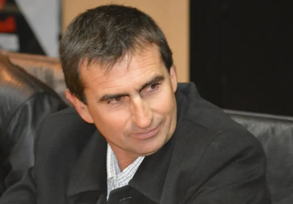 Jorge Castelli firmó contrato el lunes