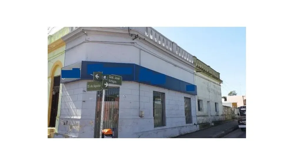 Esquina en Maldonado que el rematador Mario Stefanoli subastará a la mejor oferta