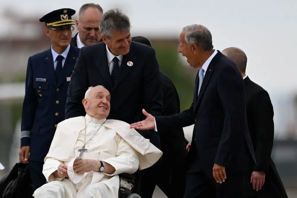 El Papa Francisco es recibido por el presidente de Portugal, Marcelo Rebelo de Sousa