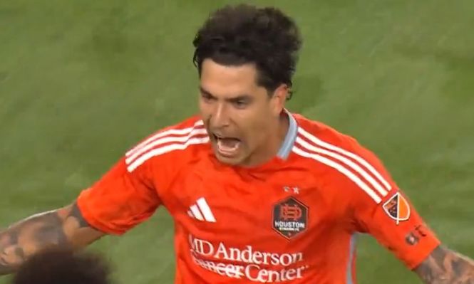 Franco Escobar festeja un gol para Houson Dynamo de la MLS