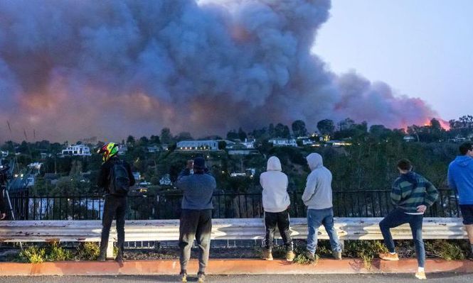 Las autoridades han pedido a los angelinos que se abstengan de salir de sus casas debido a los altos niveles de contaminación.