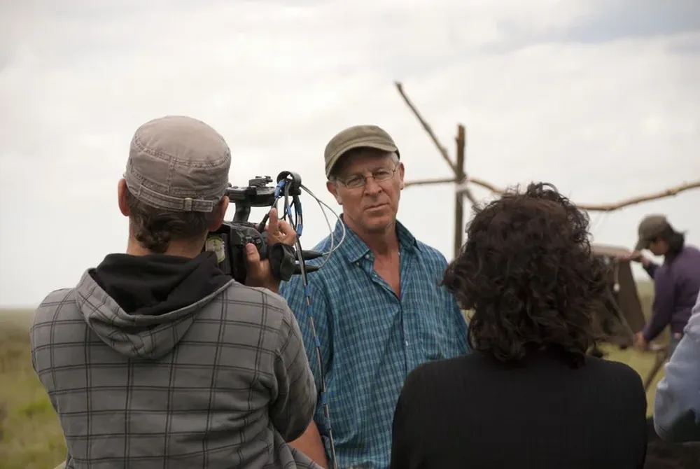 El investigador López Mazz durante el rodaje de Las manos en la tierra