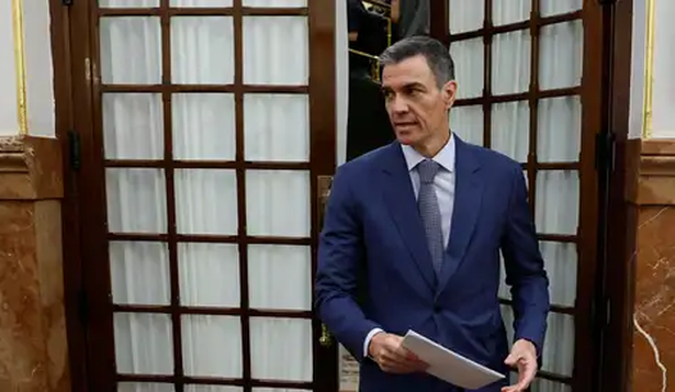 Pedro Sánchez se retira del recinto del Congreso de los diputados.