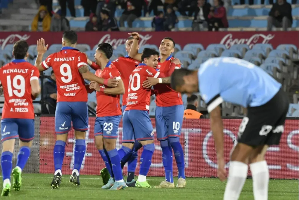 Festejo del primer gol; lo sufre Diego Arismendi