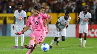 Luis Suárez anotó el primer gol del equipo de penal durante el partido de vuelta de los octavos de final de la Copa de Campeones de la Concacaf 2025 ante Cavalier en el Estadio Nacional de Jamaica