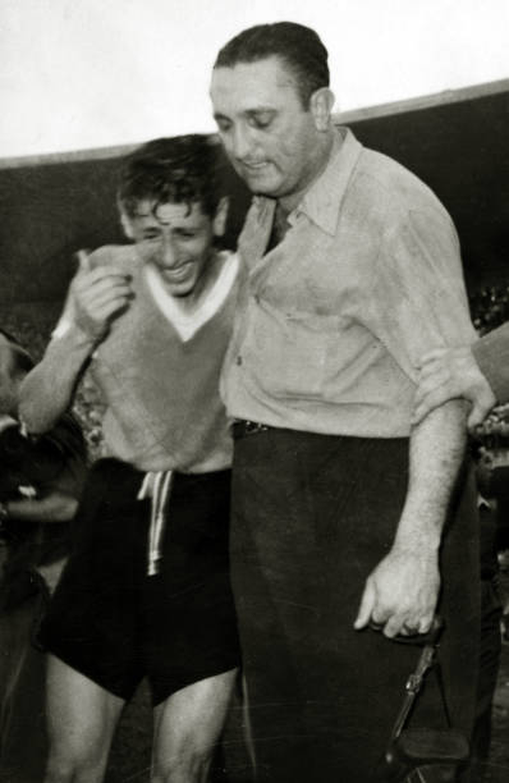 Juan Alberto Schiaffino no puede creer que Uruguay fue campeón mundial en Maracaná y llora desconsoladamente de la emoción cuando se retira por el túnel