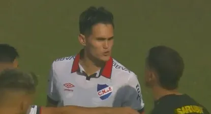 Rodrigo Bentancourt y Washington Aguerre en un clásico entre Nacional y Peñarol