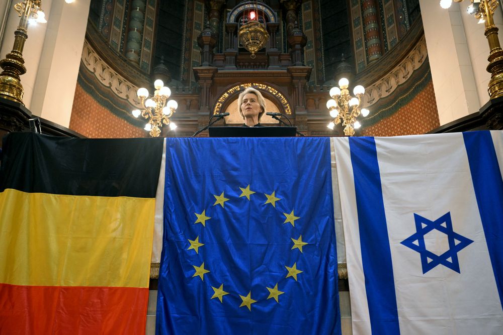 Comisión Europea en la Gran Sinagoga de Bruselas durante la conmemoración del primer aniversario en homenaje a las víctimas de los ataques de Hamás contra Israel